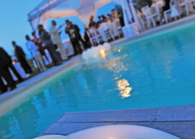 Matrimonio Elegance bordo piscina ad Arcevia